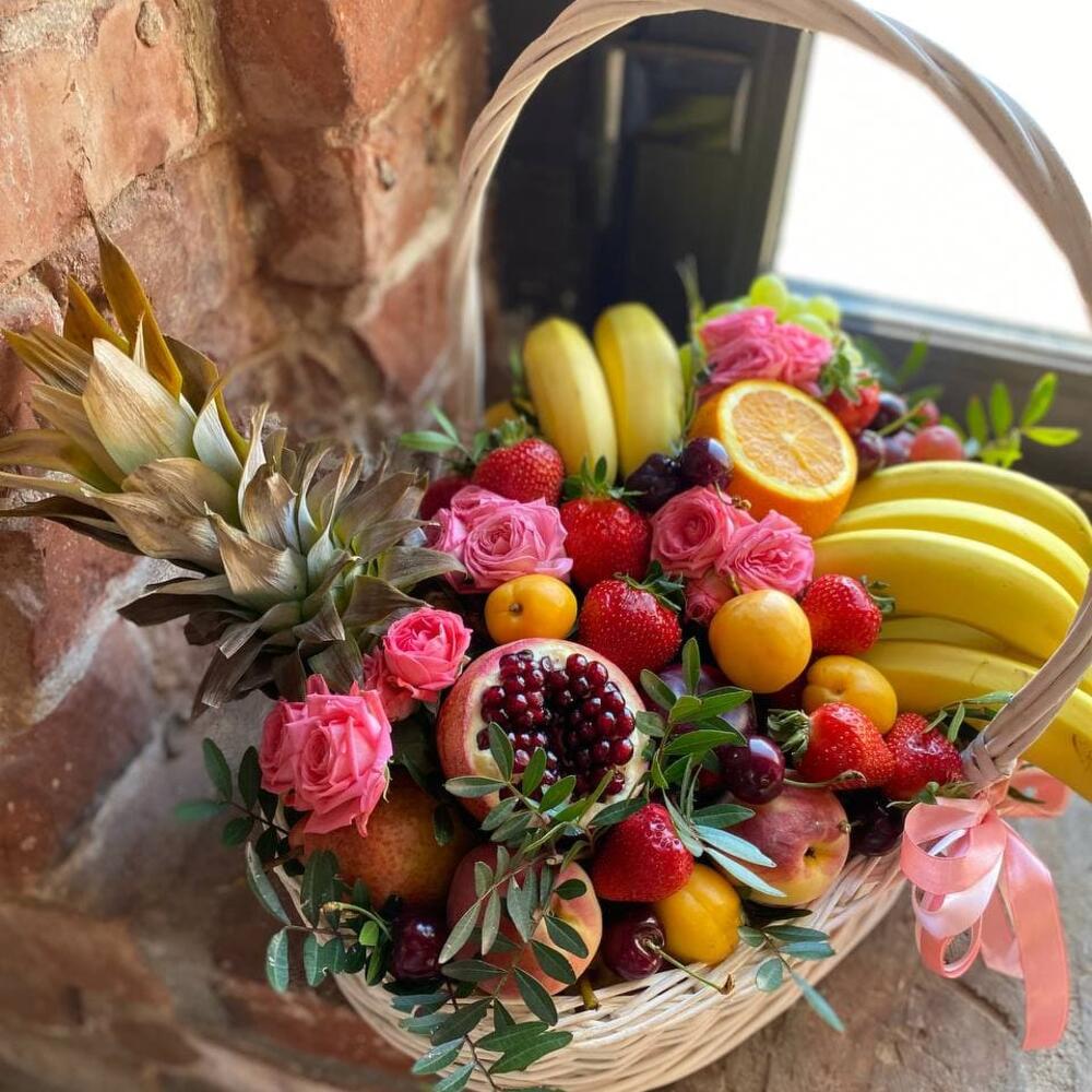Подарочная корзина со спелыми сезонными фруктами