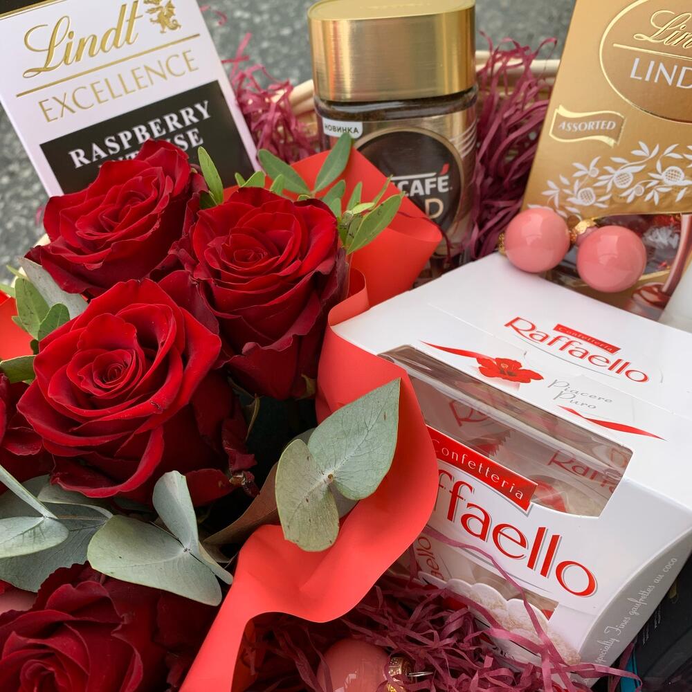шоколадными конфетами и красными розами шоколадными конфетами и красными розами